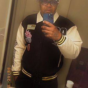 Meet your Posher, Levi